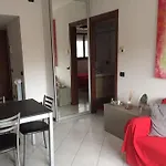 Flat Overlooking The Park מילאנו